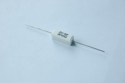 白色小方块状的熔断电阻